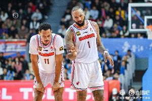 开云APP-都有贡献！广东三外援吉伦沃特&amp;莫兰德&amp;贝兹利合砍54分25板